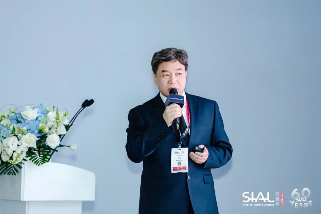 海關(guān)總署進(jìn)出口食品安全局原一級(jí)巡視員，海關(guān)一級(jí)關(guān)務(wù)監(jiān)督關(guān)銜，中國(guó)報(bào)關(guān)協(xié)會(huì)智庫(kù)高級(jí)專(zhuān)家徐明煥